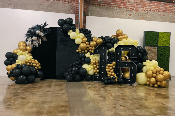 MG Studio Sweet 16 Balloon Photo Op Black Gold