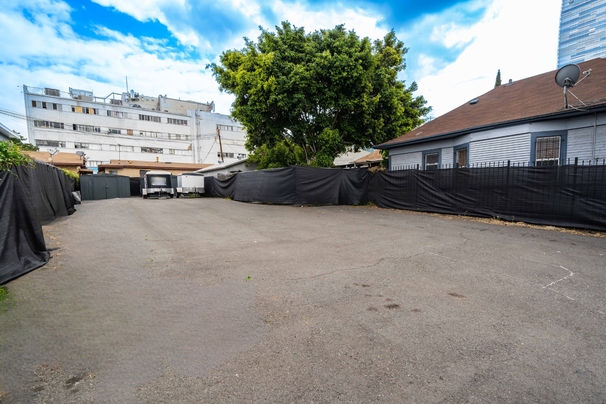 MG Studio - Private Parking Lot